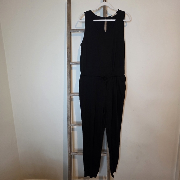 ⭐️40% Off⭐️ Black Sleeveless Jumpsuit with Drawstring Waist - Picture 4 of 11